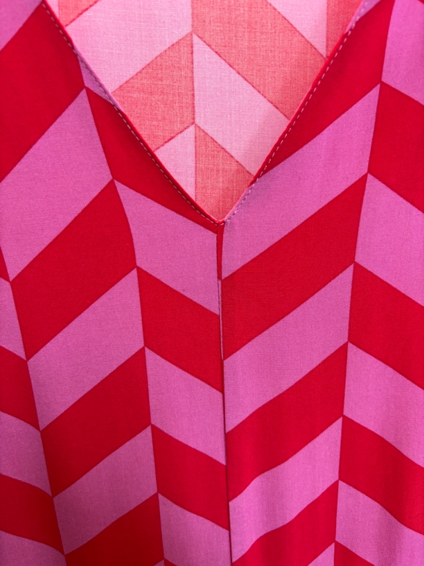 0046款原单舒适冰美花色V领中袖长裙
