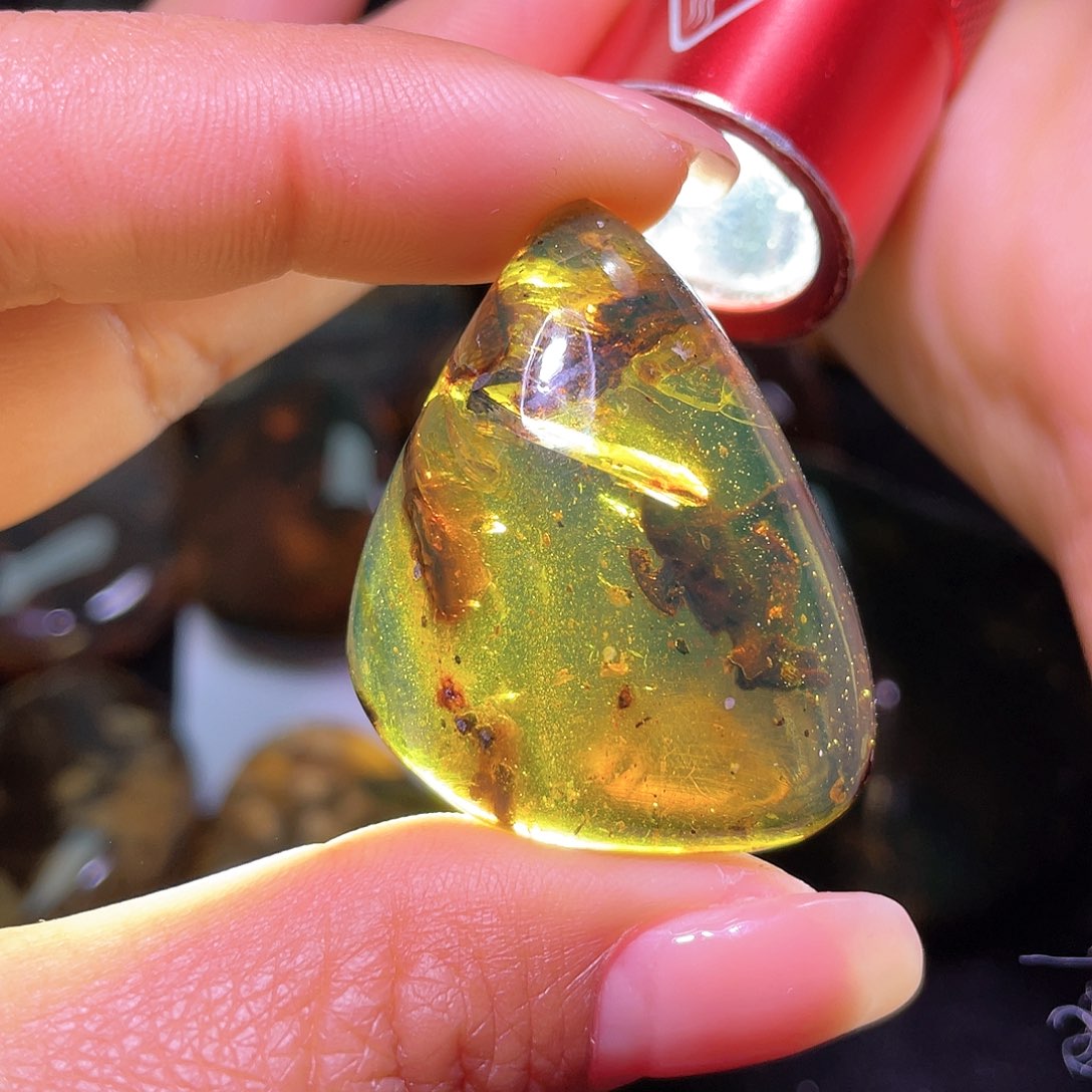 琥珀裸石未镶嵌？