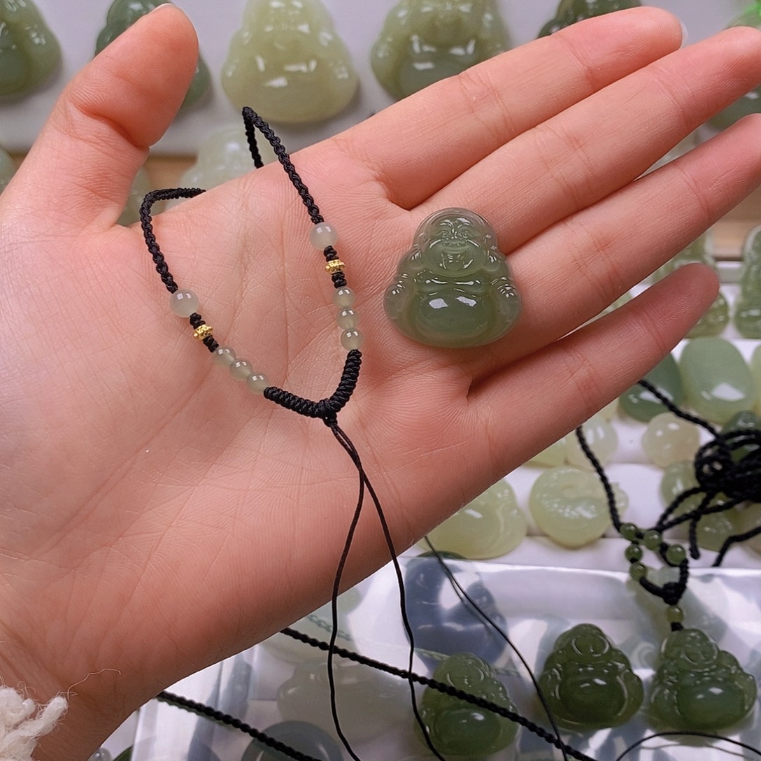 ****恼和田玉未镶嵌颈饰