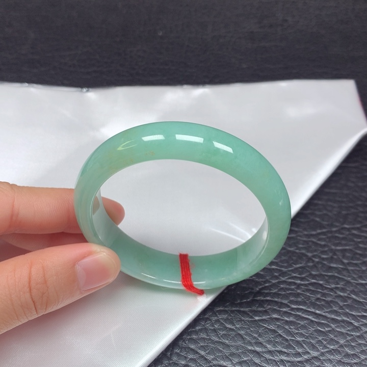 翡翠手镯未镶嵌。