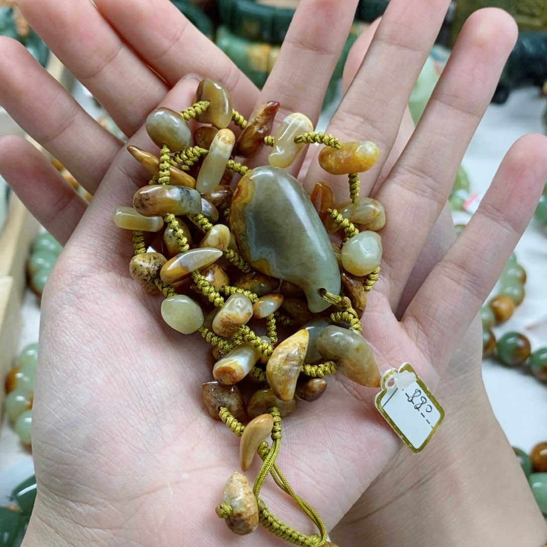 透闪石质玉吊坠未镶嵌