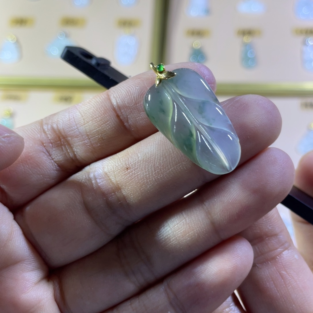 翡翠18K金镶嵌颈饰叶子