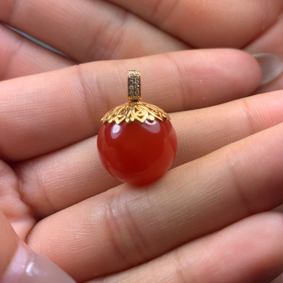 18K金镶嵌吊坠南红玛瑙