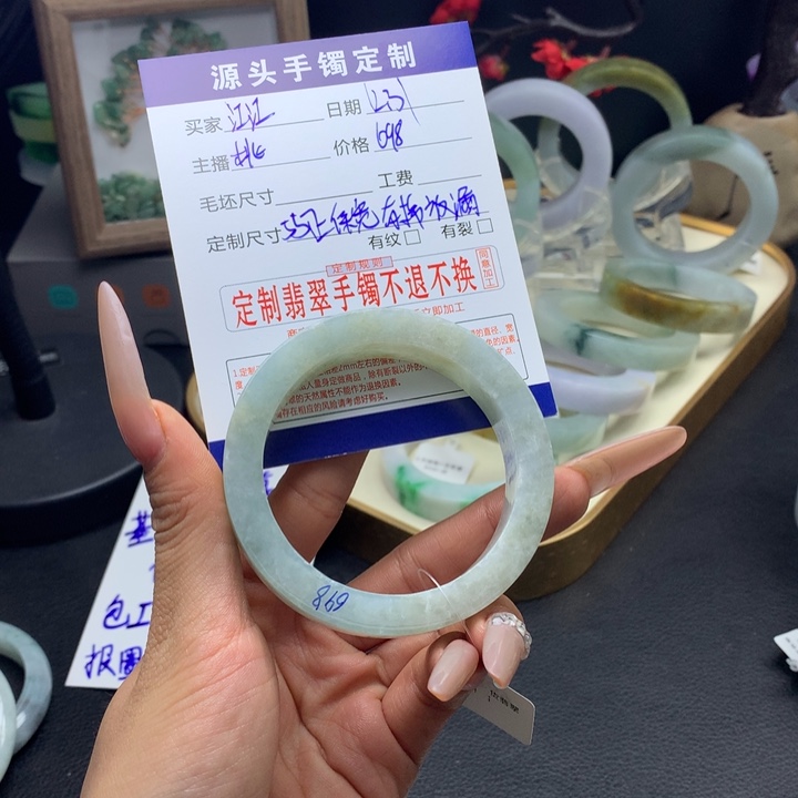 江***1定制翡翠未镶嵌手镯