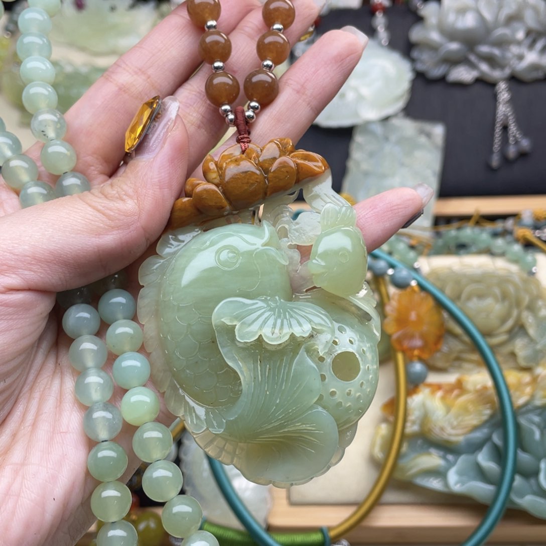 蛇纹石玉颈饰未镶嵌