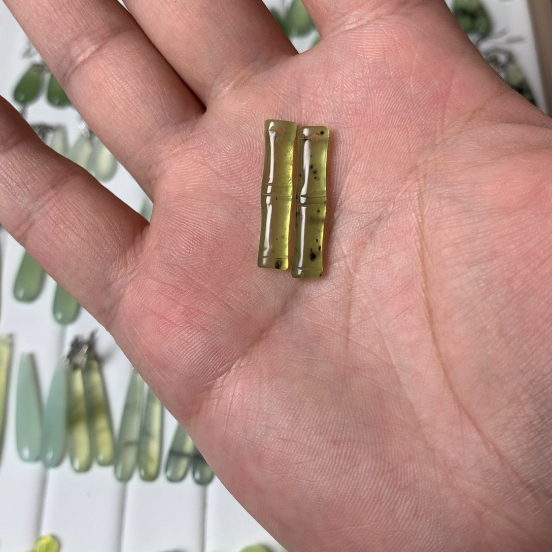 蛇纹石玉耳环未镶嵌