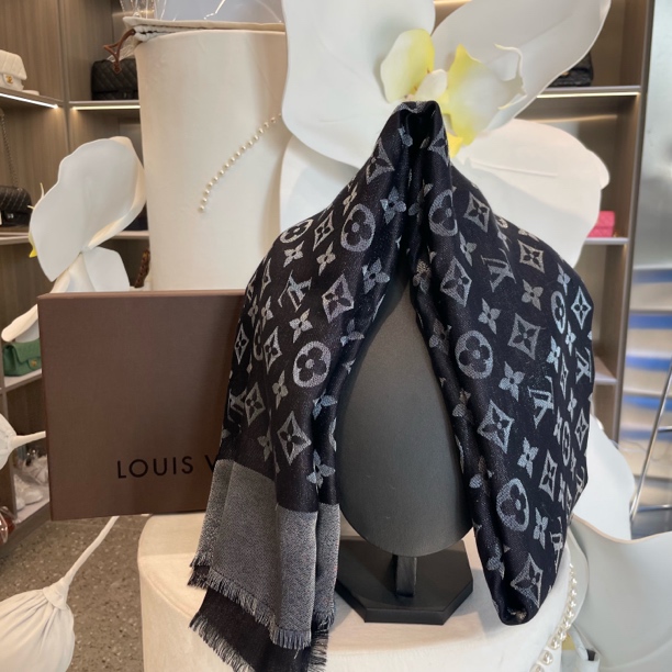 95新 LouisVuitton/路易威登 LV满logo大披肩围巾，深蓝色140✖️140