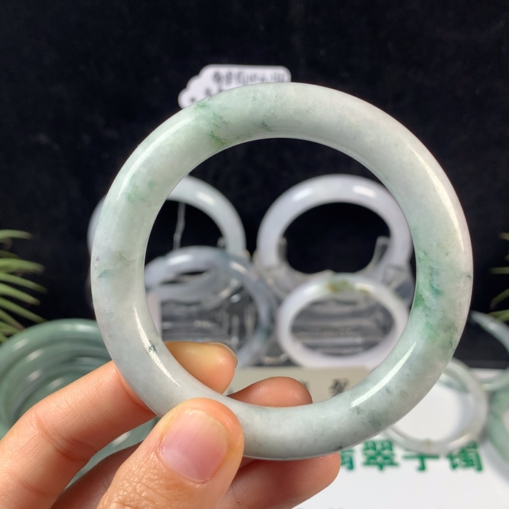 翡翠未镶嵌手镯33号。 52.7圈