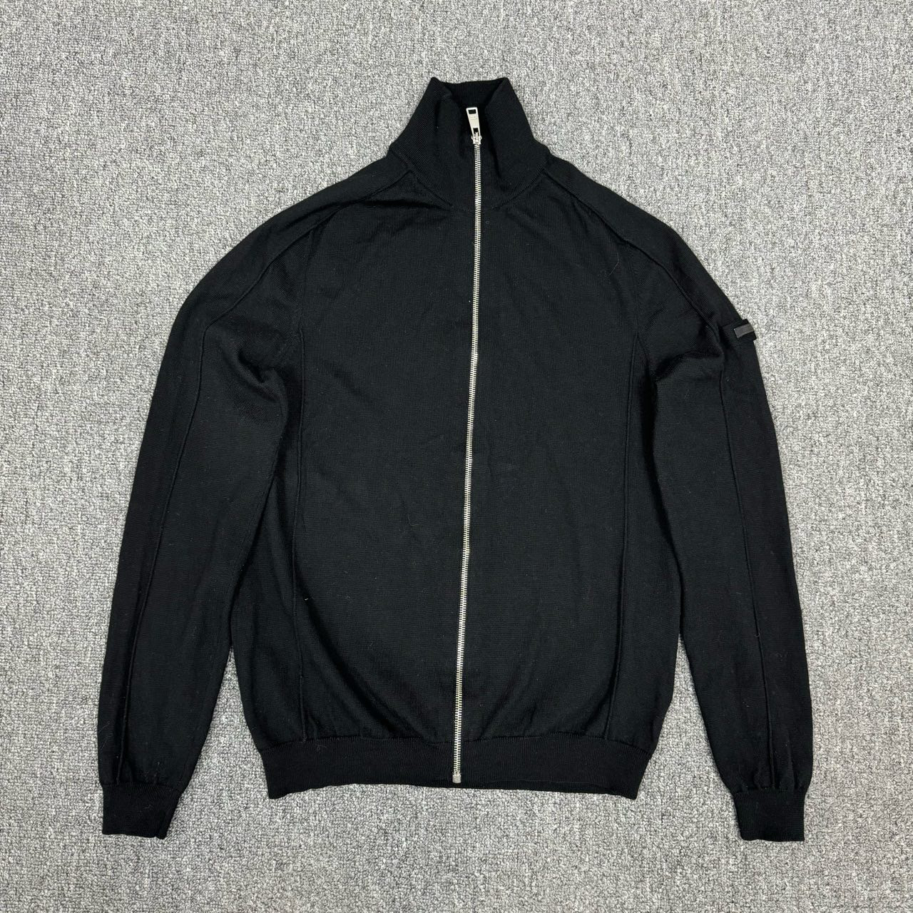 11710510 Prada普拉达 黑色袖标logo羊毛拉链针织开衫 48码99新