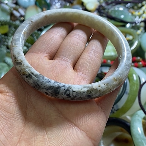 岫玉手镯未镶嵌68口径