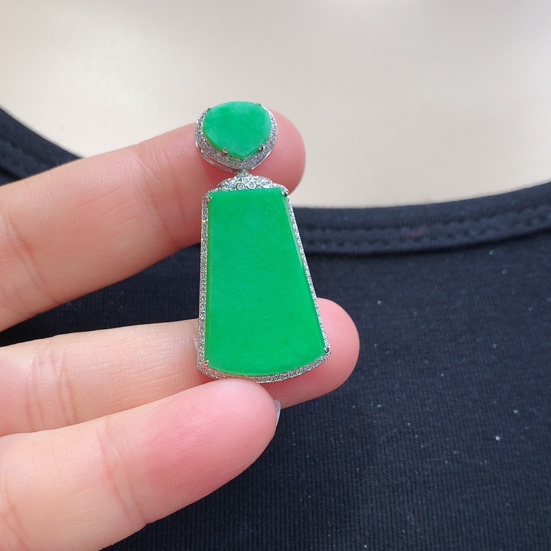 翡翠颈饰18K金镶嵌无事牌