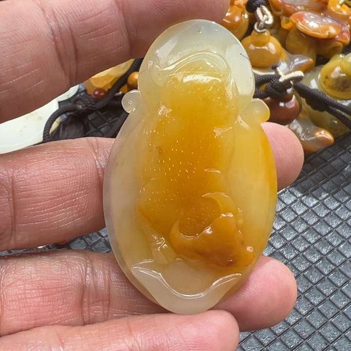 石英质玉（黄龙玉）颈饰未镶嵌