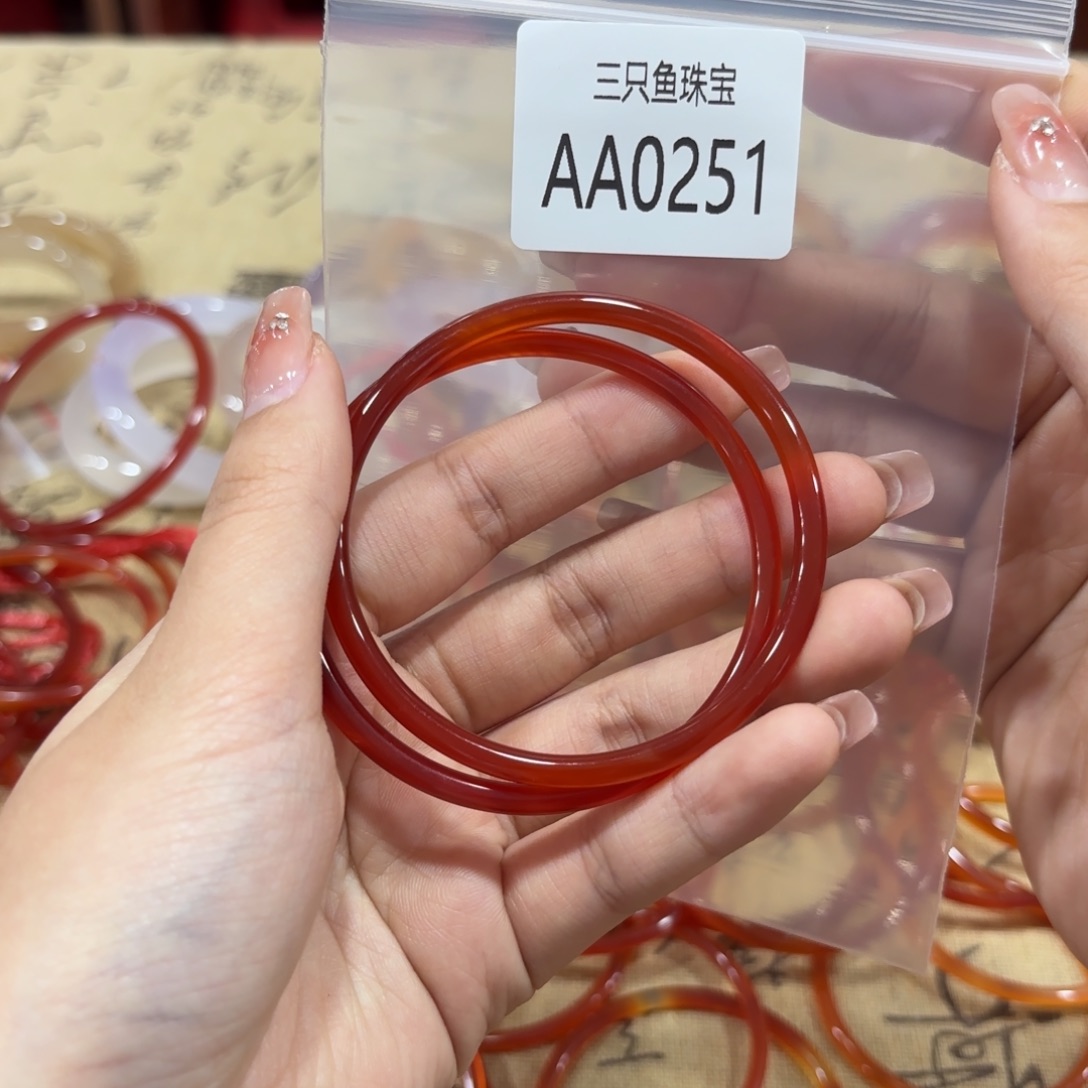 罐***块玛瑙/玉髓未镶嵌手镯