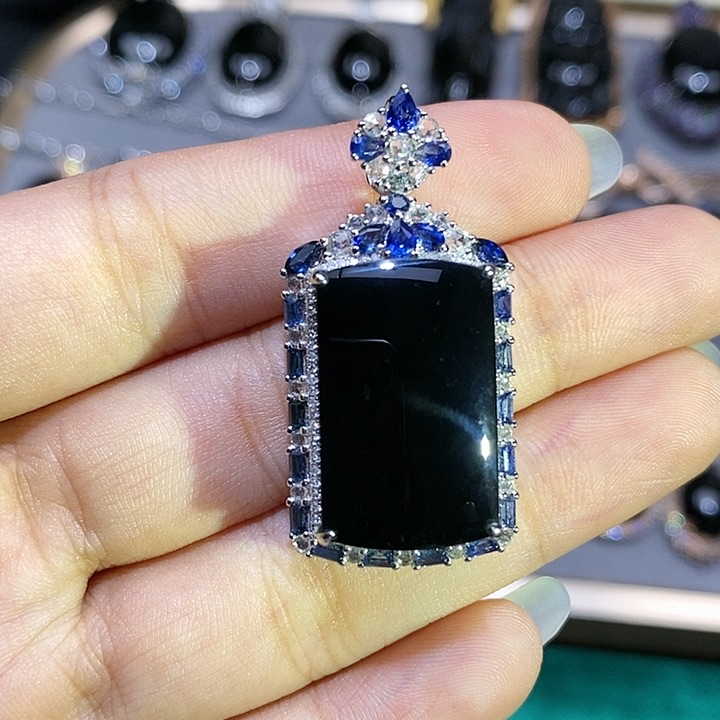 颈饰18K金镶嵌翡翠瑶**贝马鞍