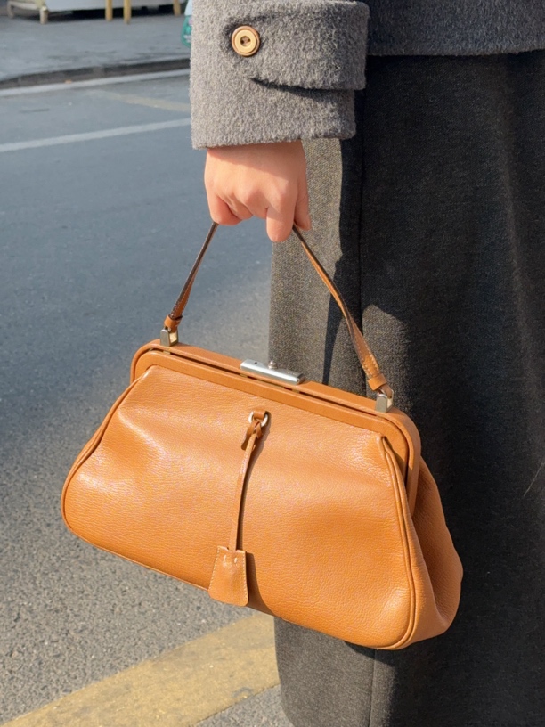 95新 Prada/普拉达 焦糖色蛙口手提包