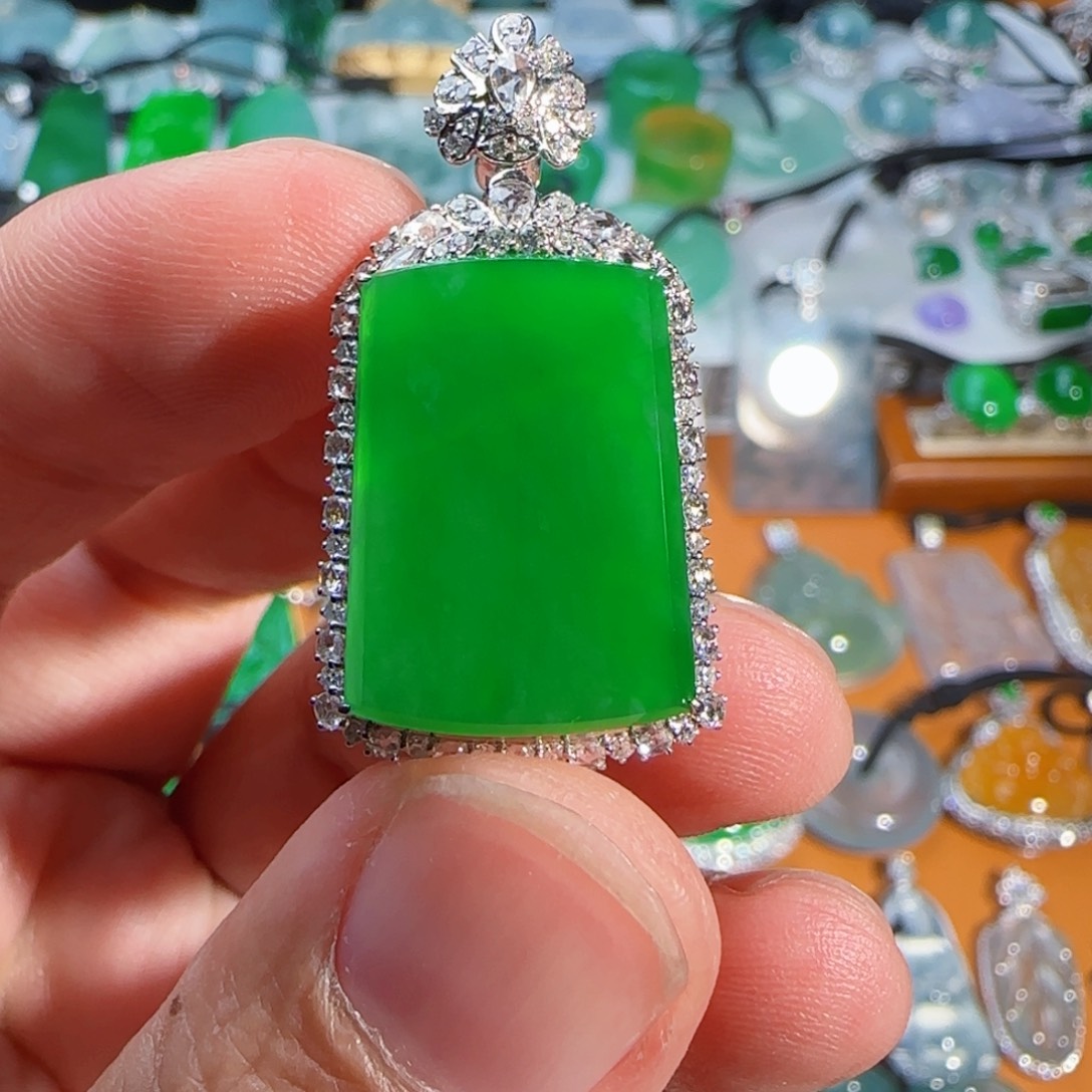 翡翠18K金镶嵌颈饰阳绿无事牌