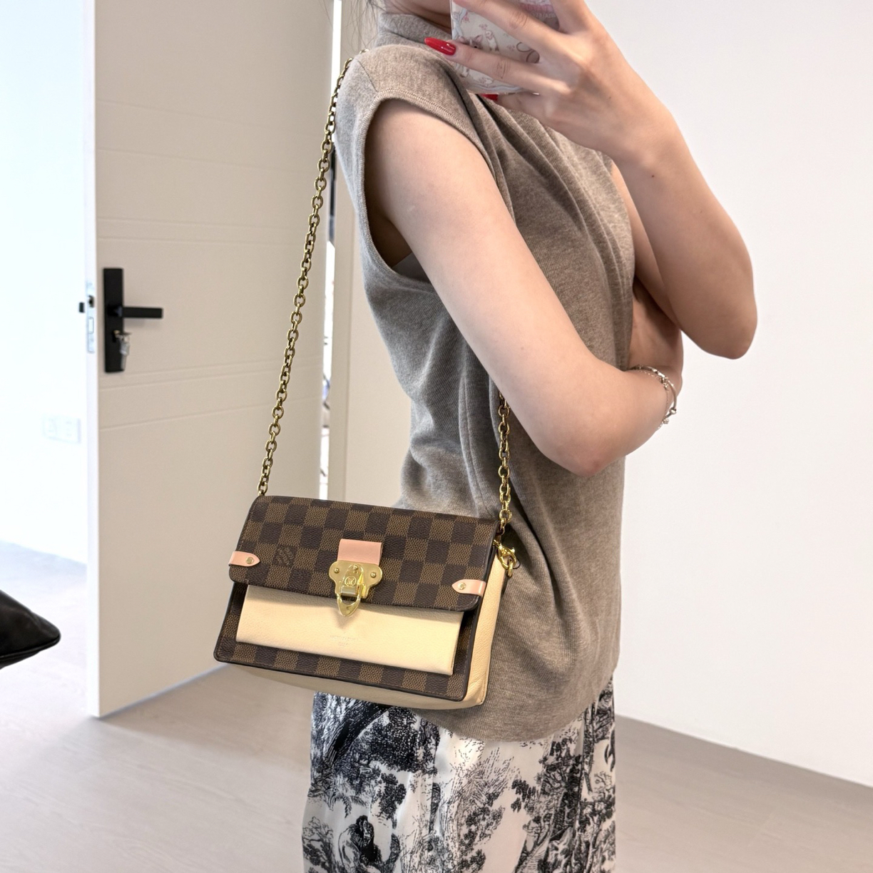 95新 LouisVuitton/路易威登 lv奶杏色vavin棋盘格纹拼皮斜挎包