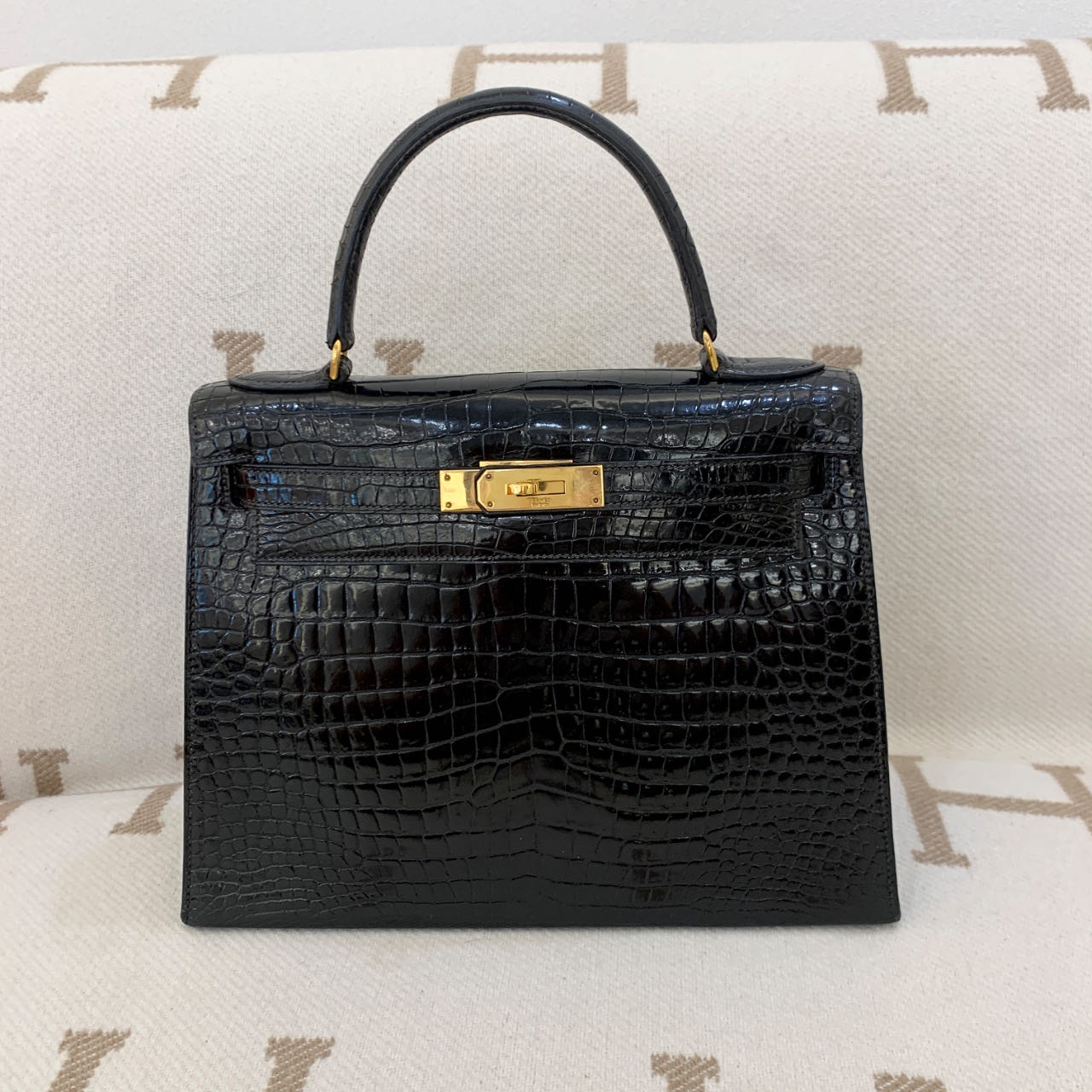 95新 Hermes/爱马仕 kelly 28 圈B 亮面倒v鳄鱼黑色手提包0911m0 