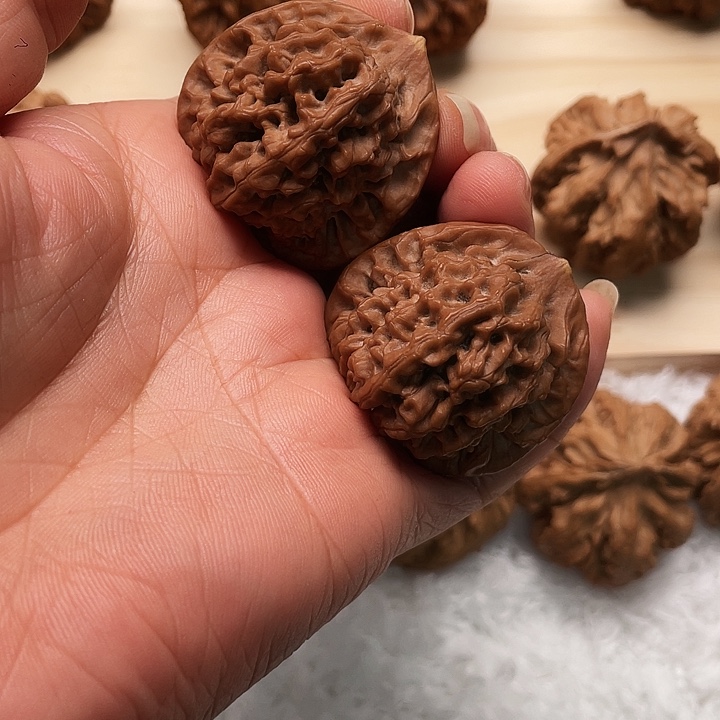 弄***杯文玩核桃吊坠秦闷就把这两件事