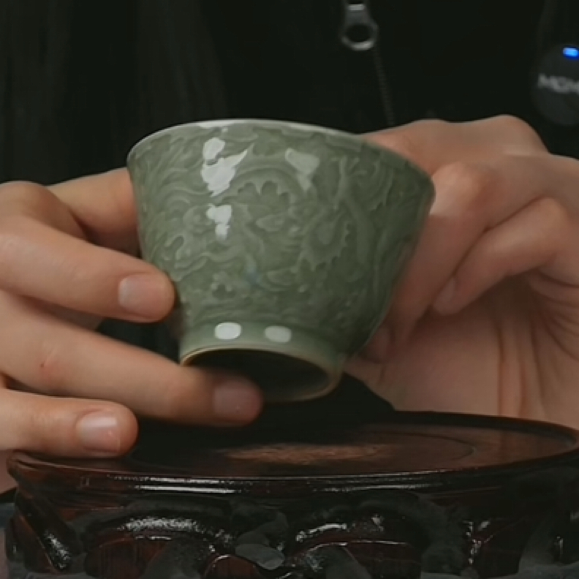 M龙泉窑豆青釉印花龙凤呈祥纹杯