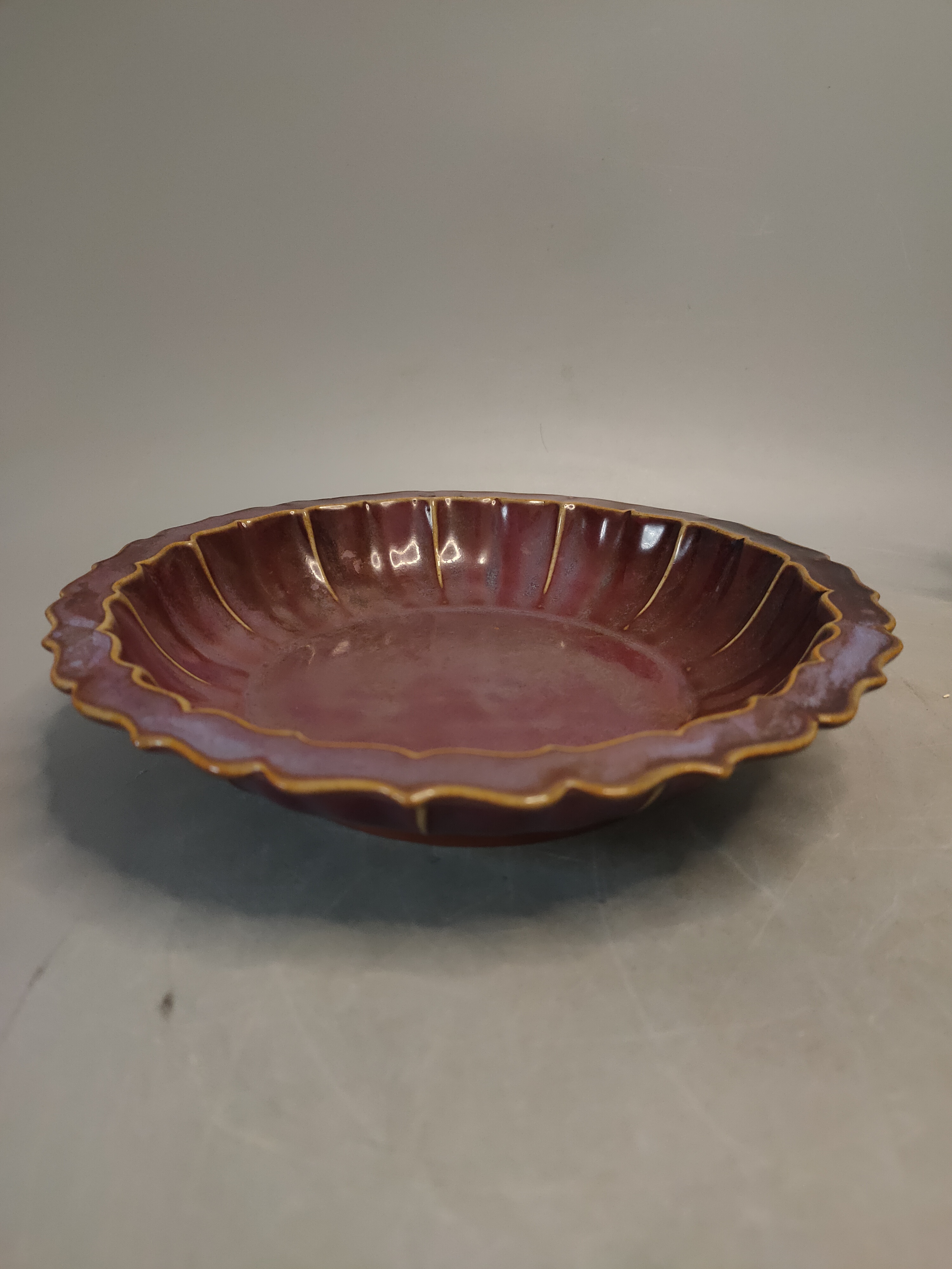 钧窑葵口盘子，口直径19.5cm，高3.7cm，老钧瓷，旧藏，喜欢的来瓷盘