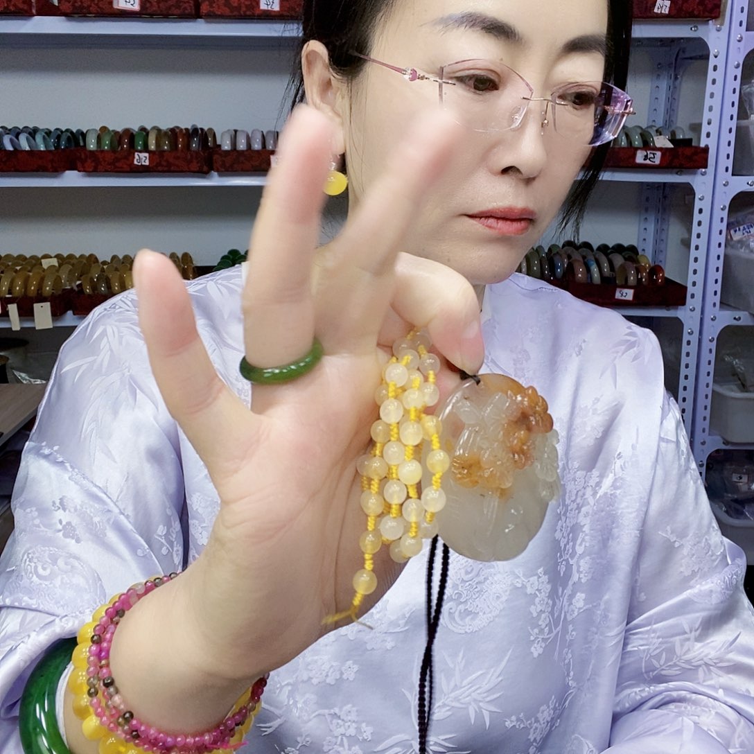 过***生石英质玉未镶嵌吊坠