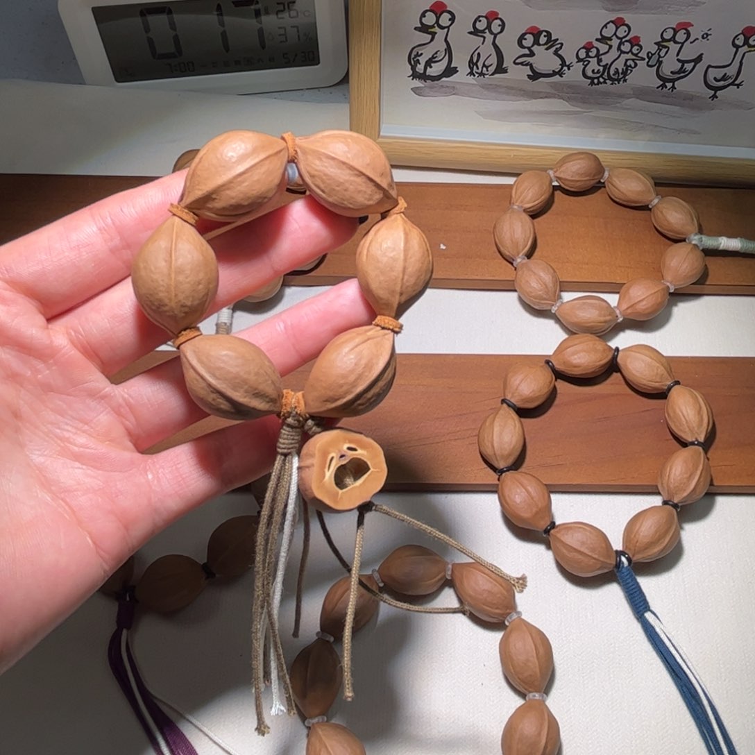 原生态1828小手捻梅林铁盒