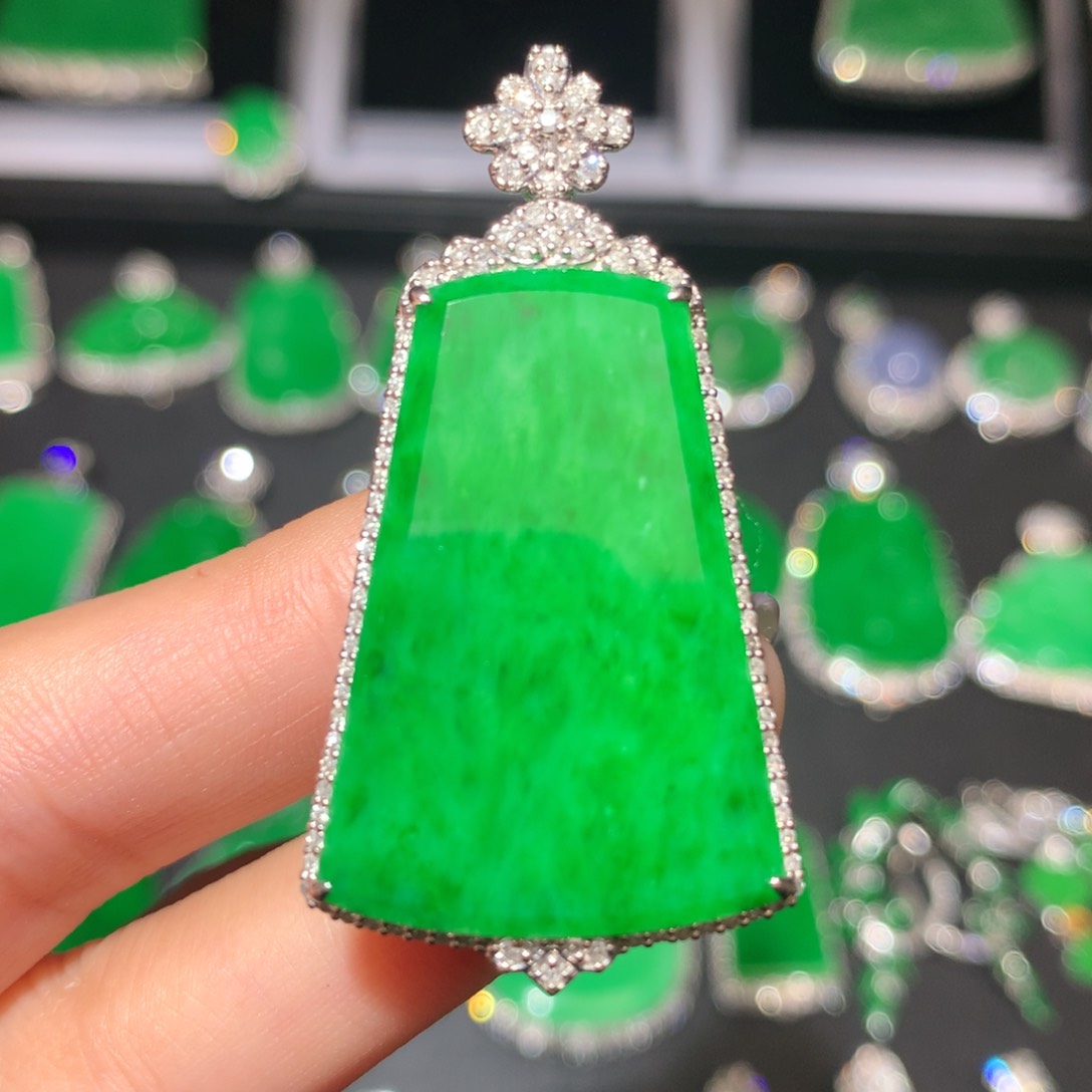 翡翠颈饰18K金镶嵌翡翠