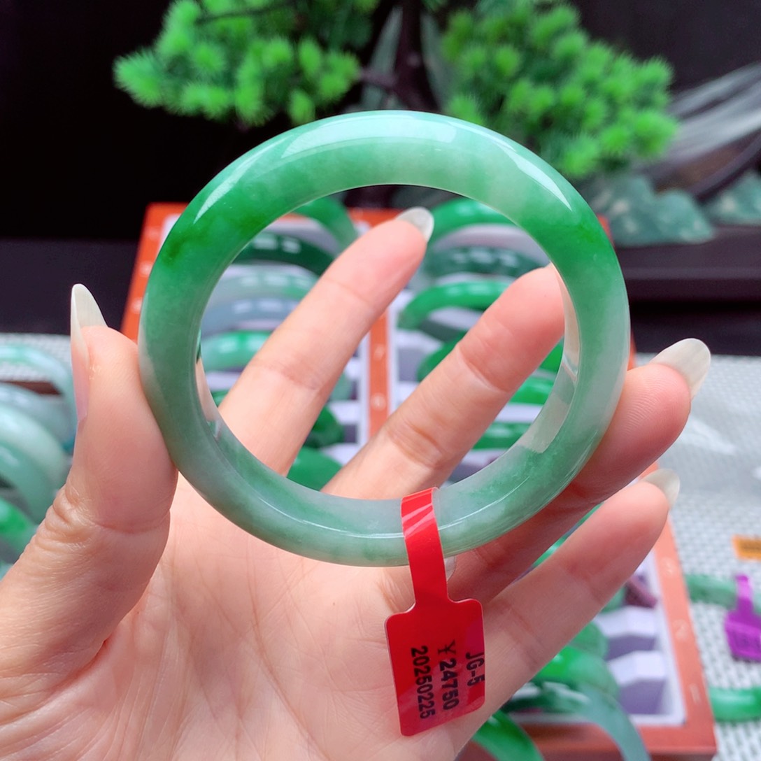 翡翠手镯未镶嵌翡翠