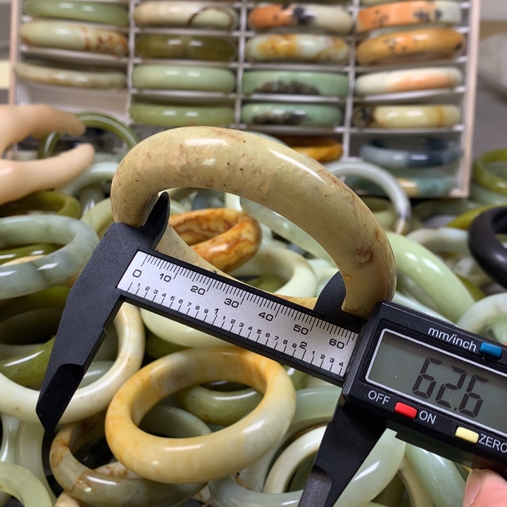 蛇纹石玉手镯合金