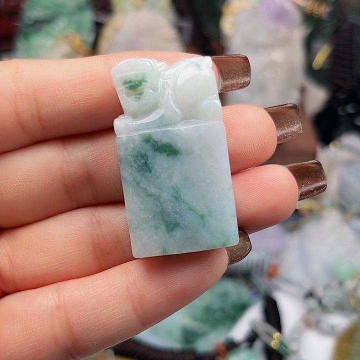 翡翠未镶嵌颈饰挂件