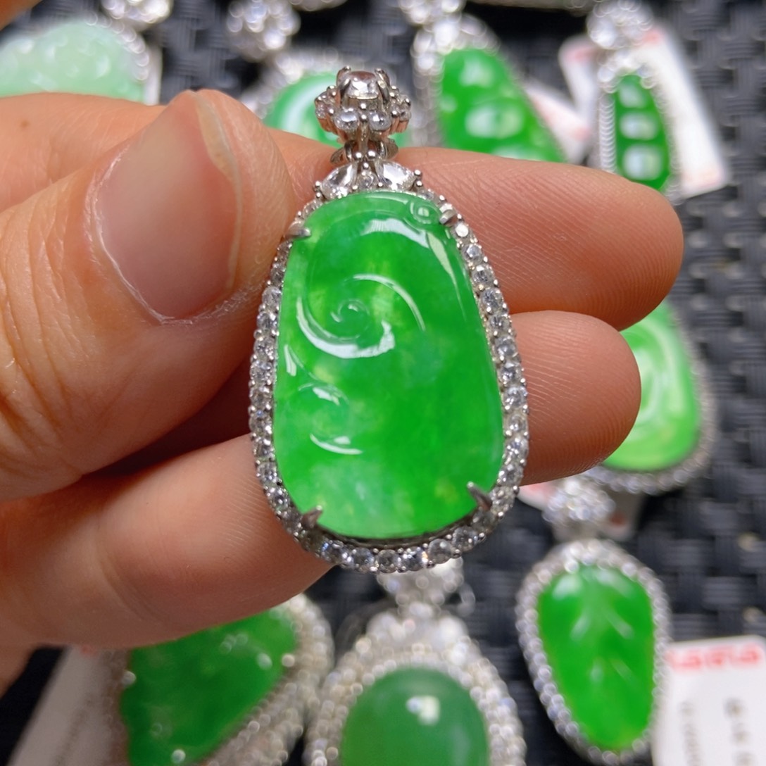 翡翠银S925镶嵌颈饰如意吊坠