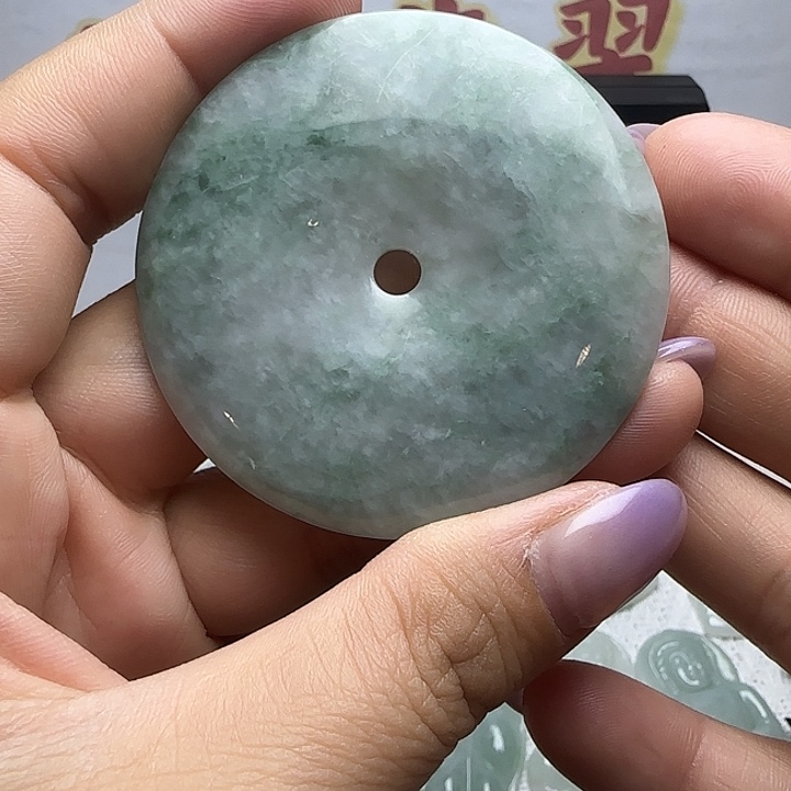 翡翠未镶嵌颈饰平安扣