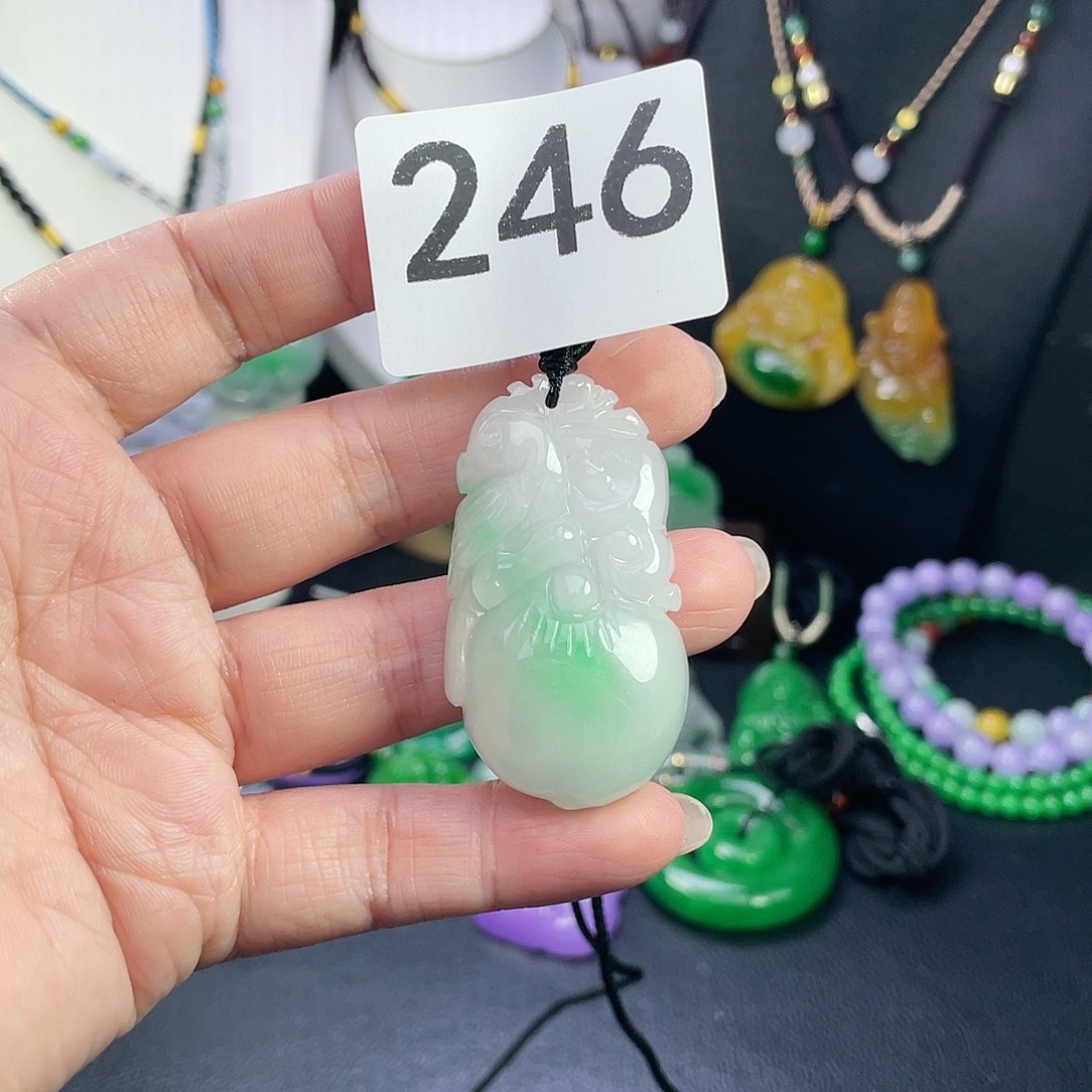 翡翠未镶嵌吊坠(赠链)