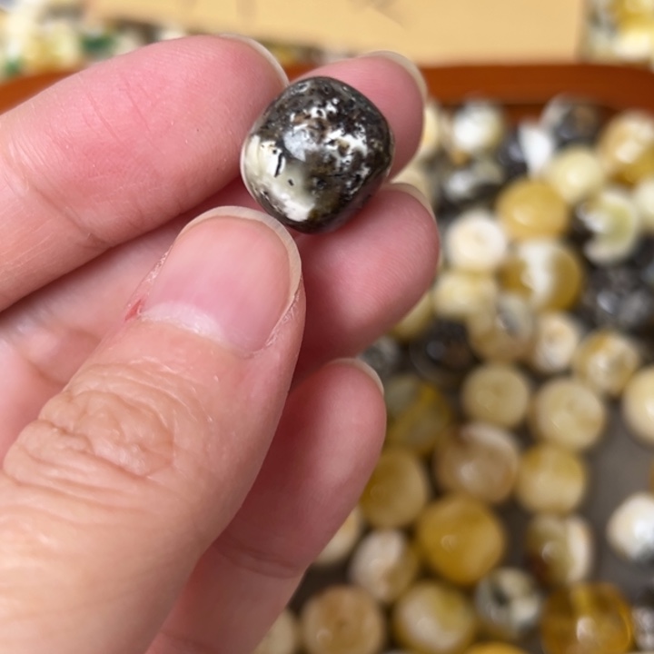 蜜蜡未镶嵌裸石13.7mm一个