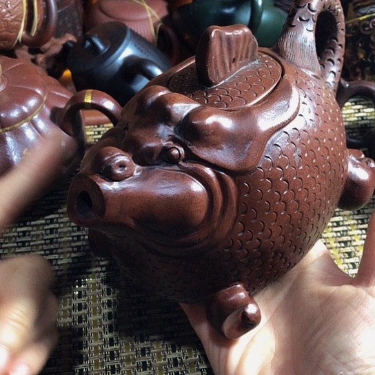 紫砂茶壶原矿泥料手工制作的紫砂壶。