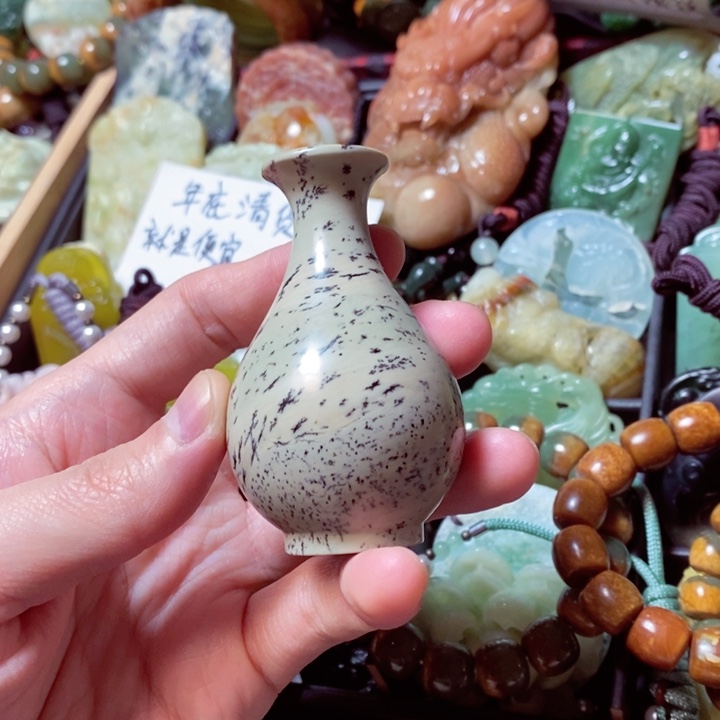 透闪石质玉颈饰未镶嵌