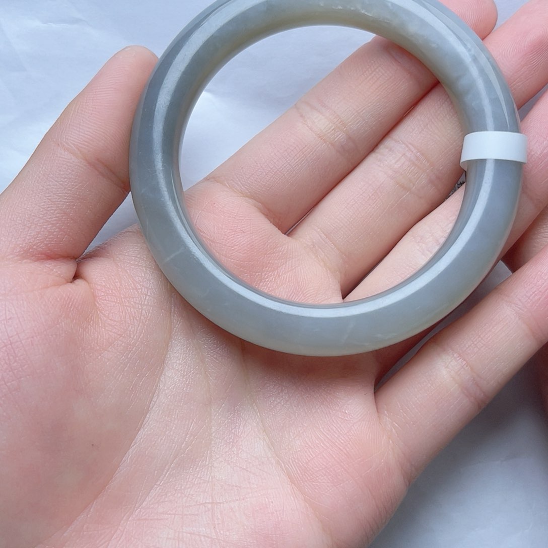 和田玉手镯56圈口。k k未镶嵌