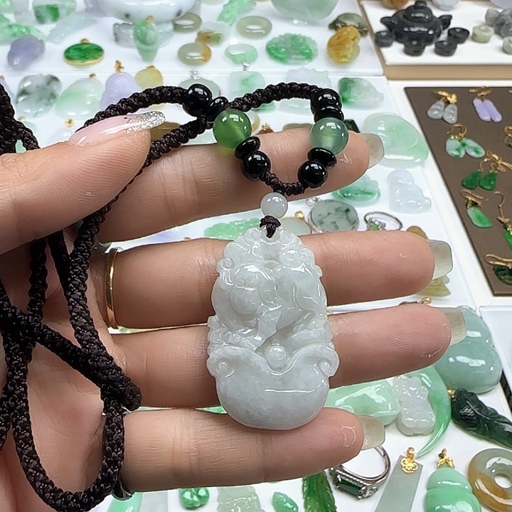 翡翠颈饰未镶嵌十二生肖猪牌
