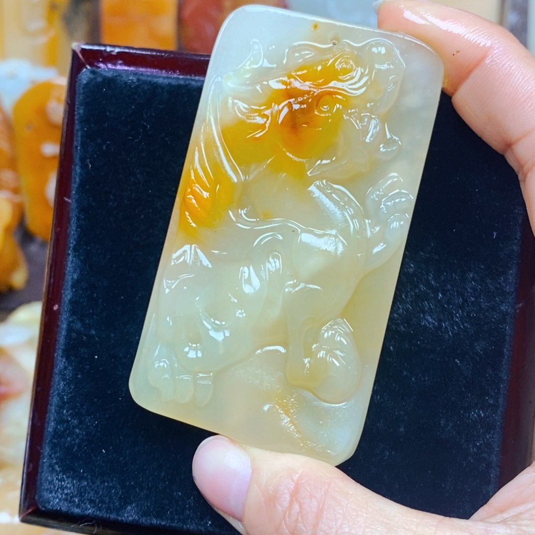 石英质玉（黄龙玉）颈饰未镶嵌