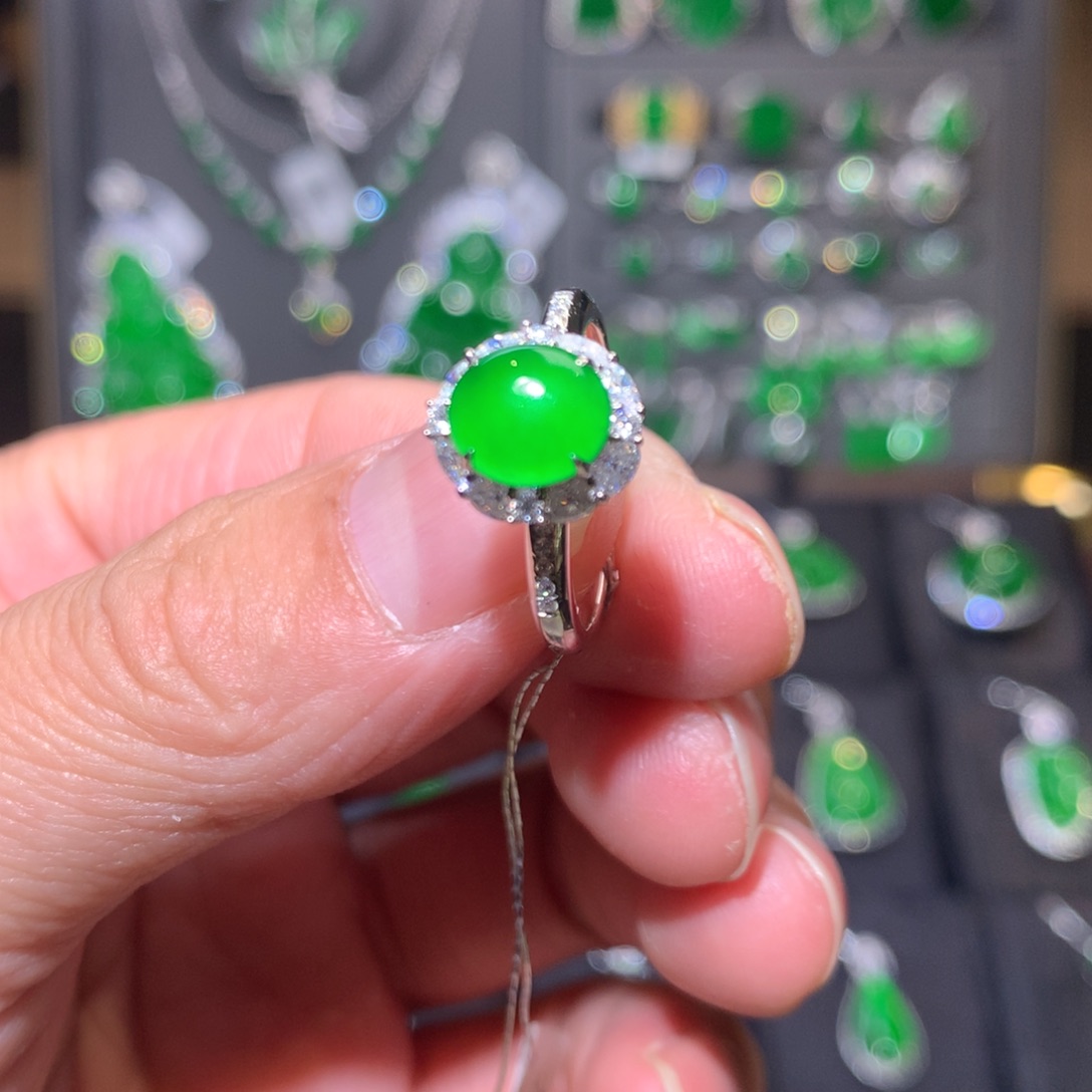 18K金镶嵌戒指翡翠蛋面