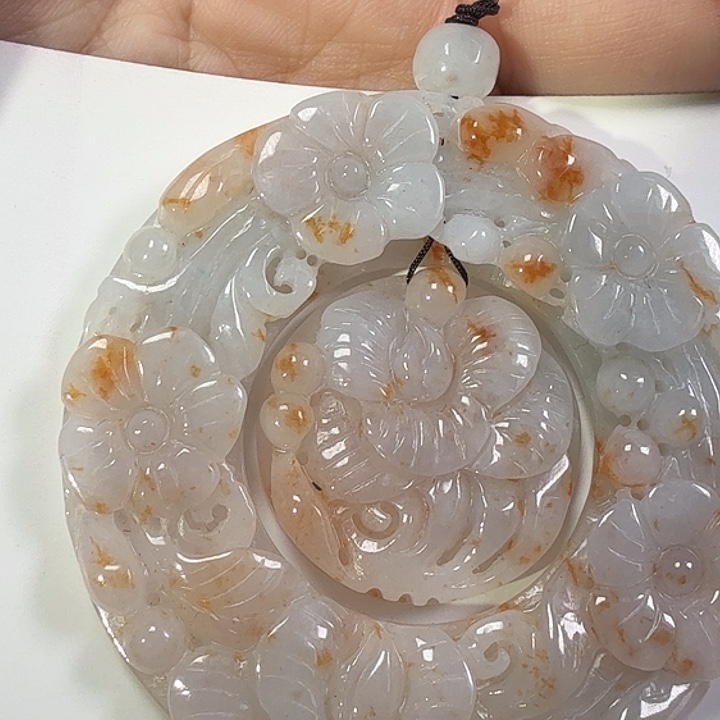 翡翠颈饰未镶嵌幸***星