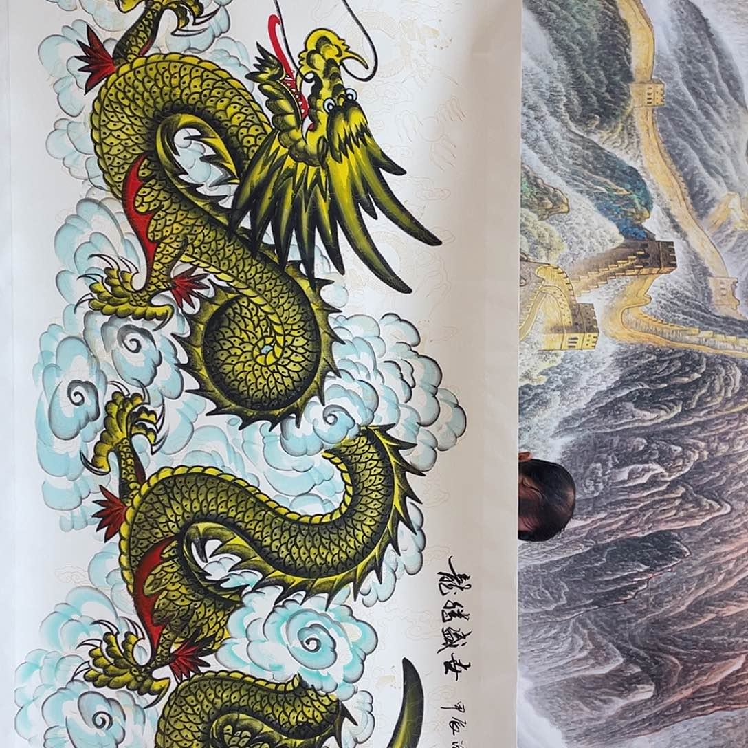 国画黄色金龙拖底