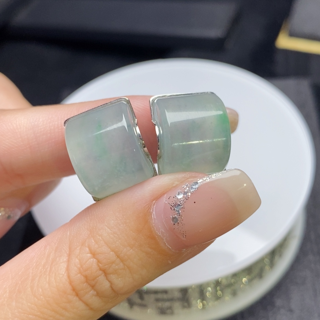 18K金镶嵌翡翠耳饰冰飘翠设计款耳扣