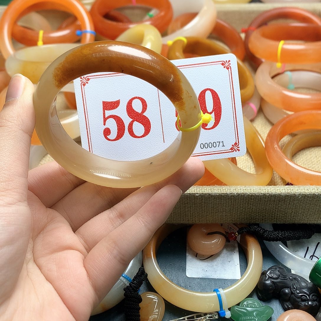 未镶嵌石英质玉（黄龙玉）手镯