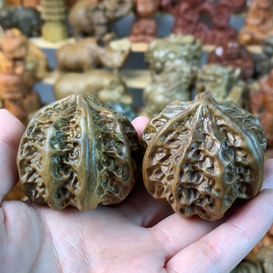 花梨木类绿檀木核桃一对