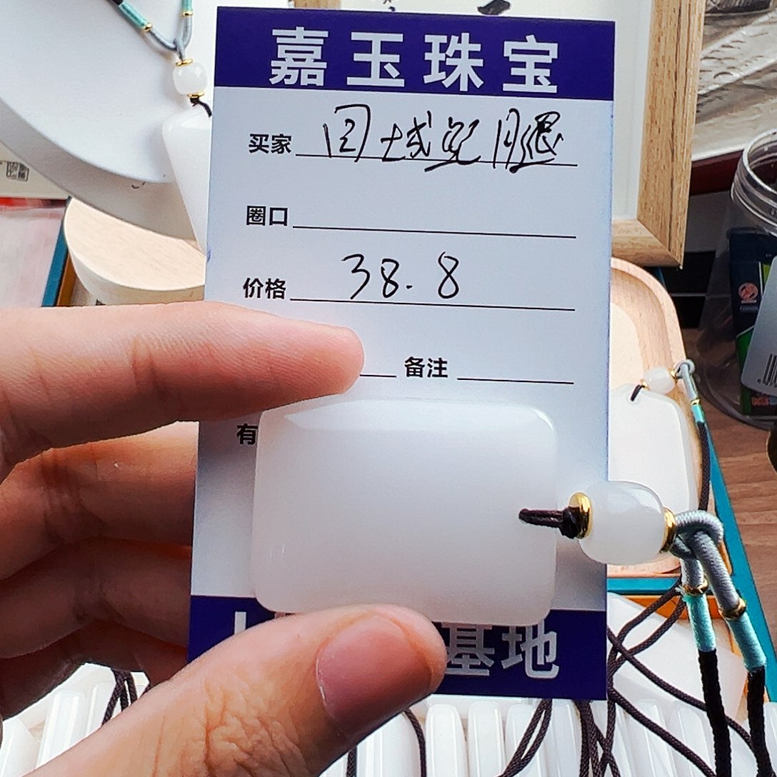 石英质玉颈饰未镶嵌同**腿