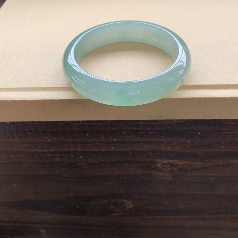 冰种细腻湖水绿手镯，特价27800圈口56-13.4-8.3，天然翡翠缅小纹