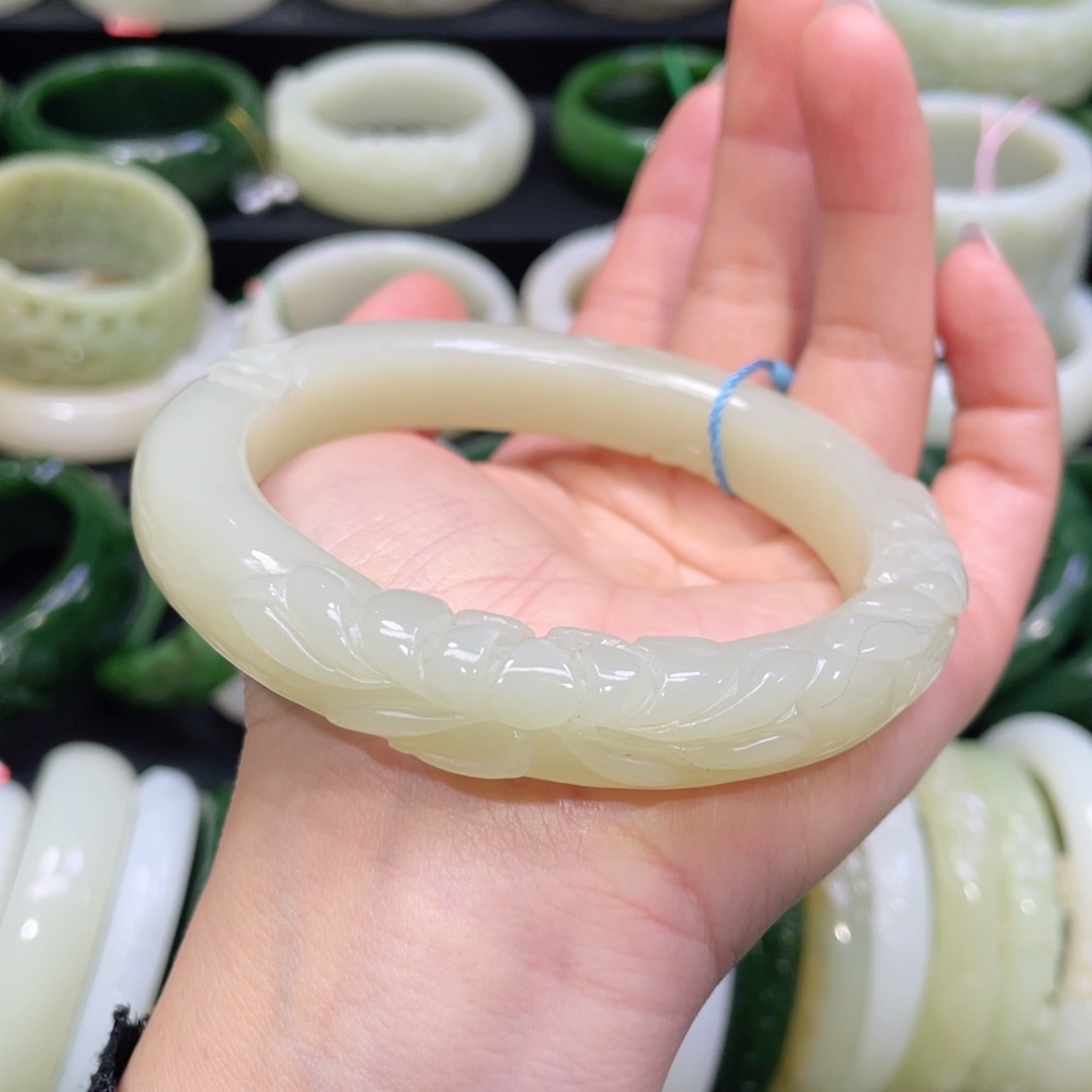 未镶嵌手镯和田玉55。   圈口65+