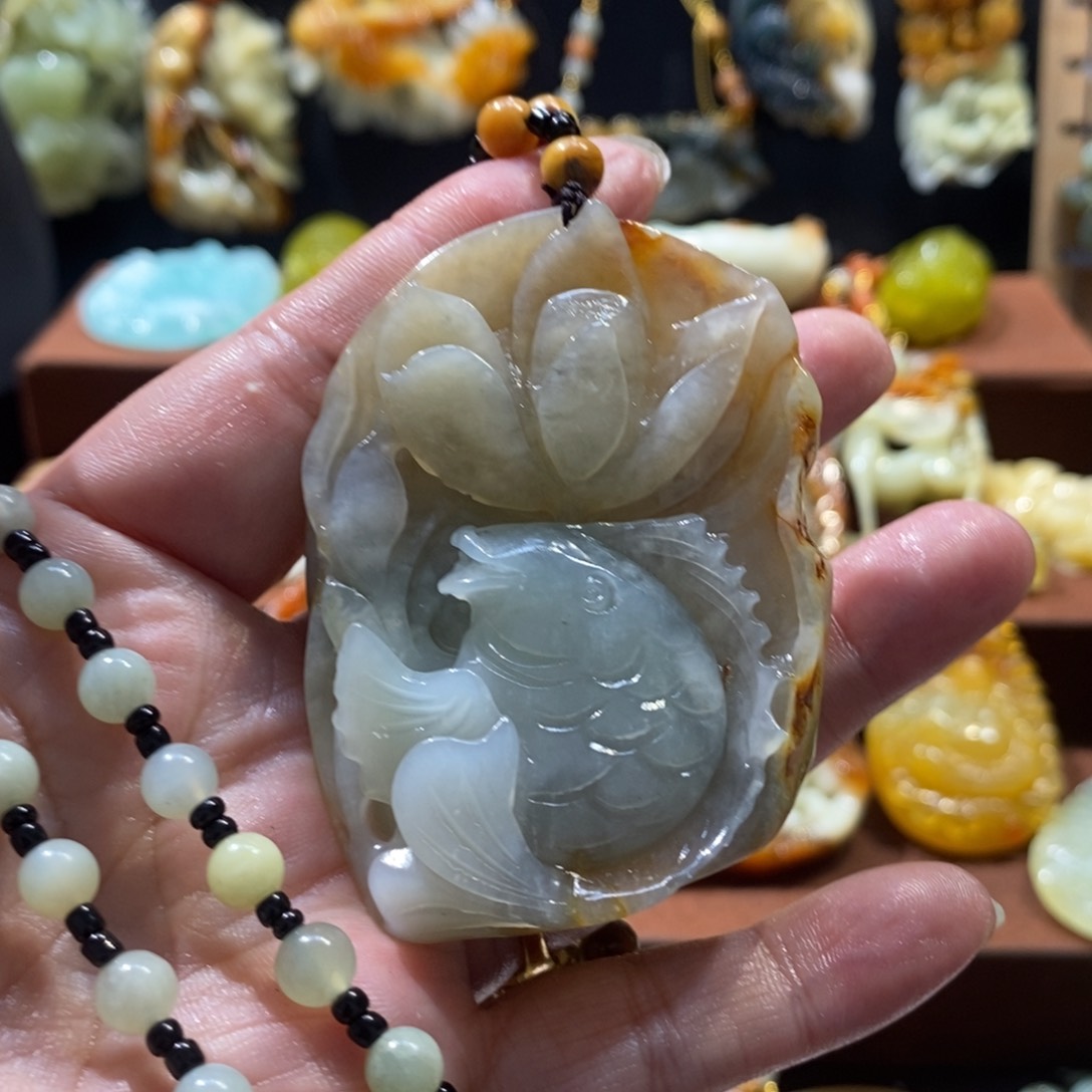 蛇纹石玉颈饰未镶嵌